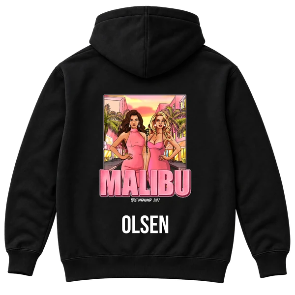 Sort hettegenser med Malibu-trykk på ryggen og etternavnet OLSEN.